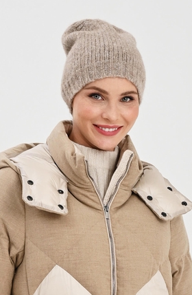 Женская бежевая шапка