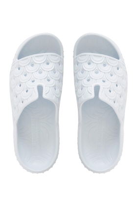 Женские шлепанцы на платформе с перфорацией 