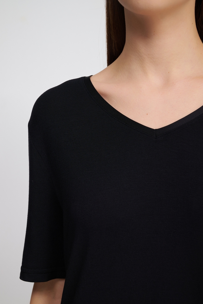  Женская черная футболка  4