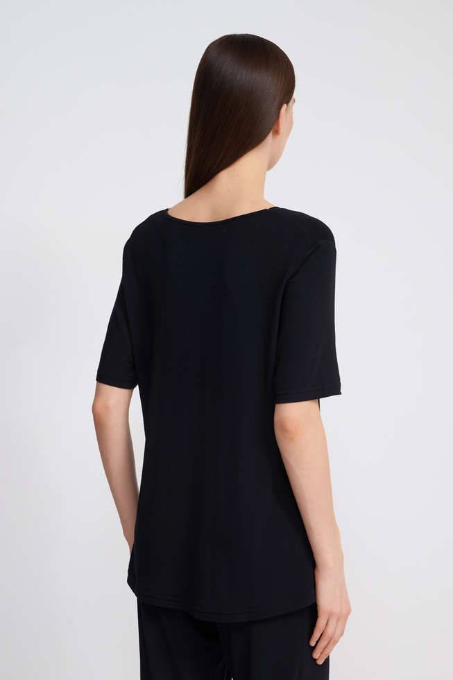  Женская черная футболка  2