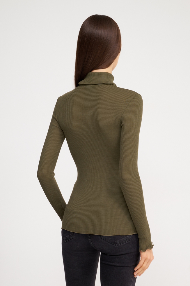 Женская зелёная водолазка  3