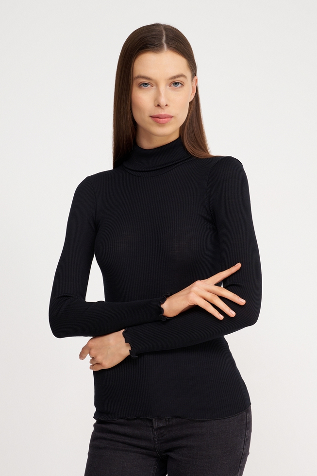 Женская чёрная водолазка  2