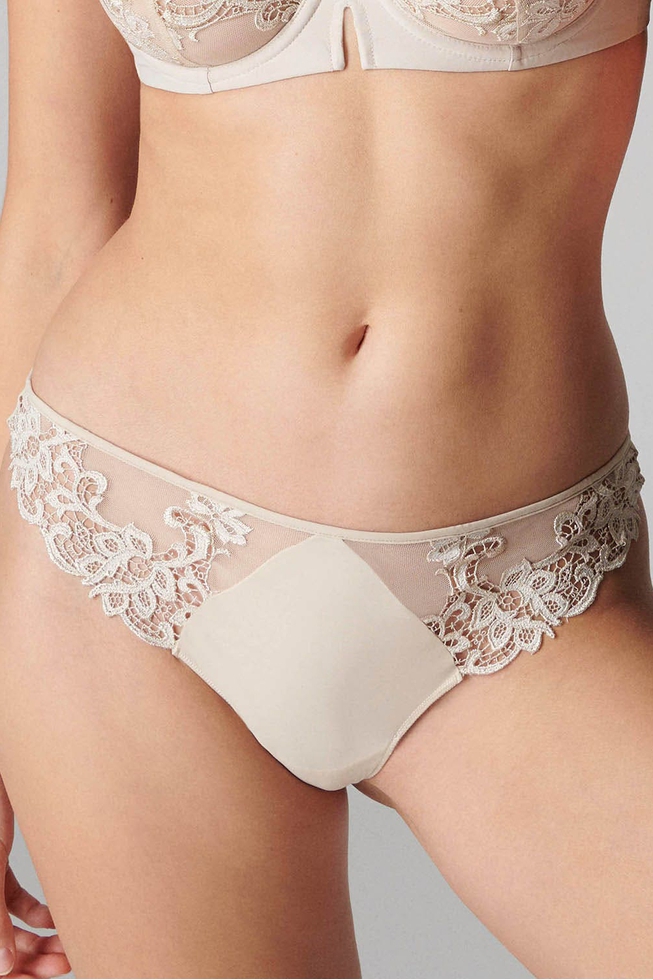  Женские кружевные трусы-стринги  1