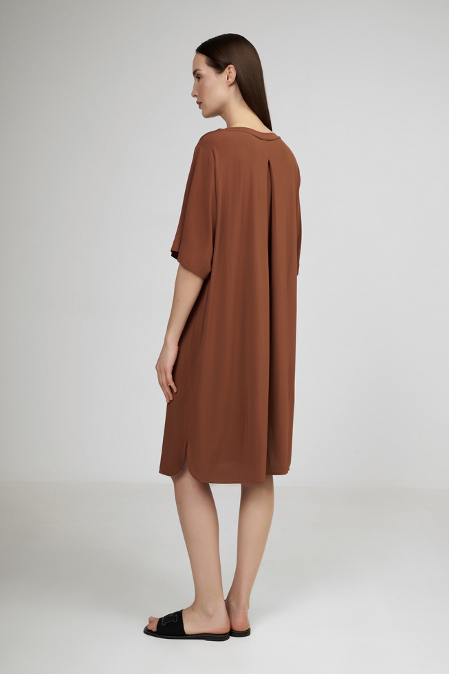 Короткое коричневое платье  2