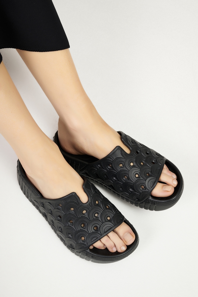 Женские шлепанцы на платформе с перфорацией  6