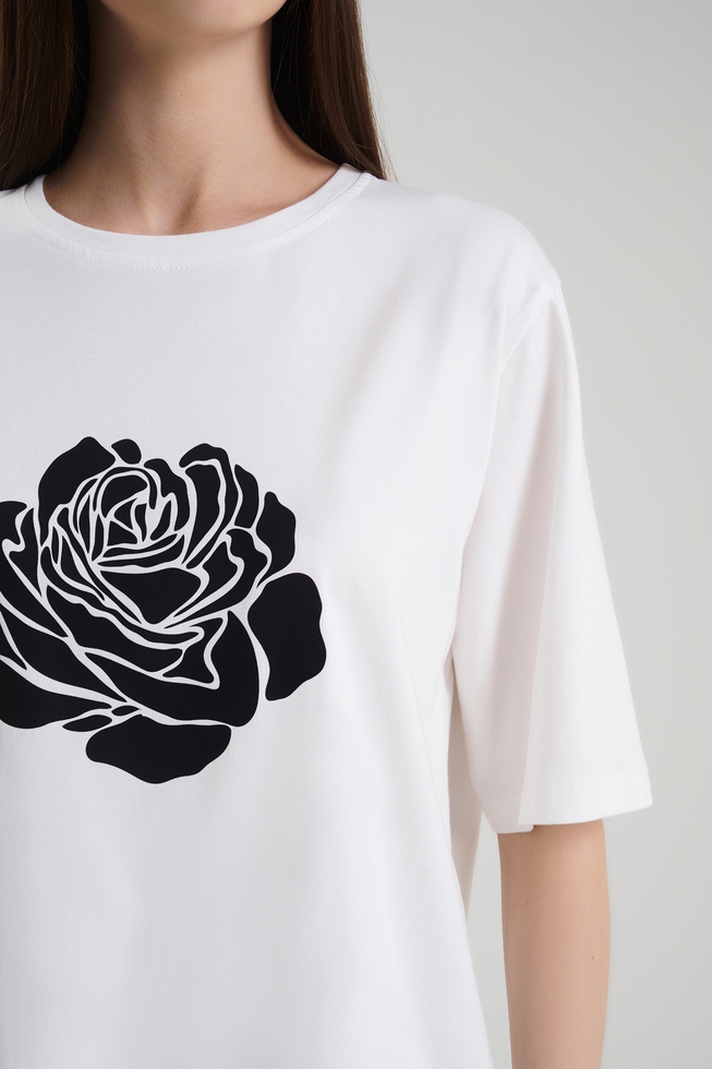 Женская белая футболка из хлопка с принтом 4