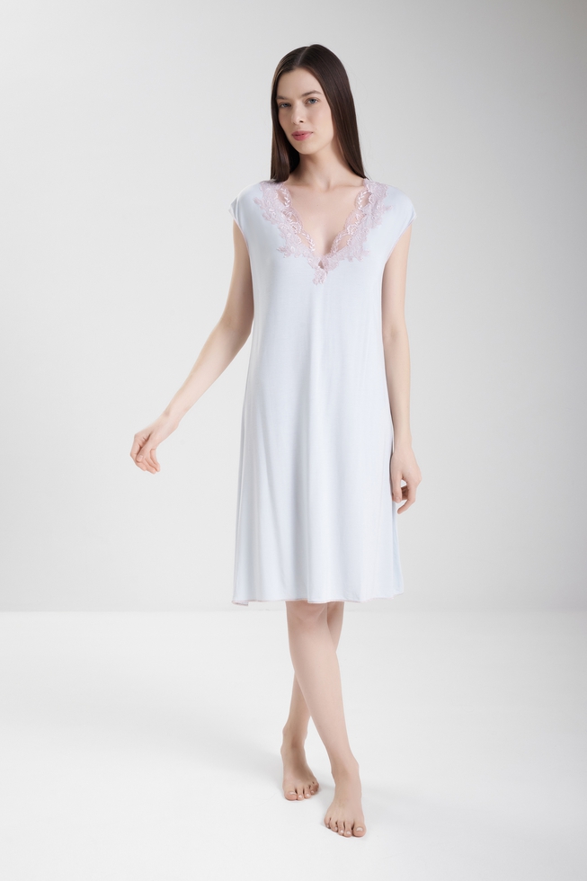  Короткая сорочка с кружевом  1