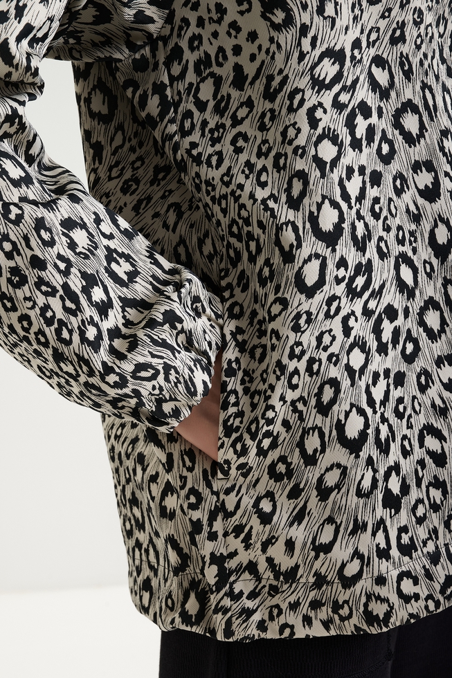 Женская ветровка с анималистичным принтом  4