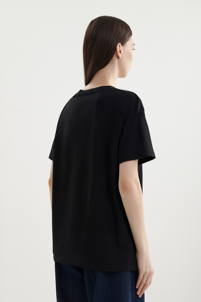Женская черная футболка 2