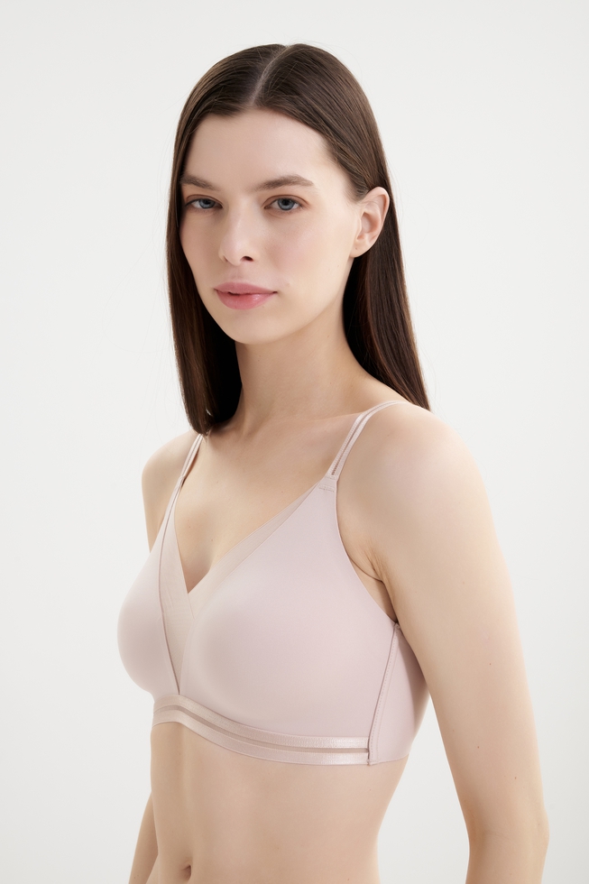 Бесшовный бежевый бюстгальтер с мягкими чашками  2