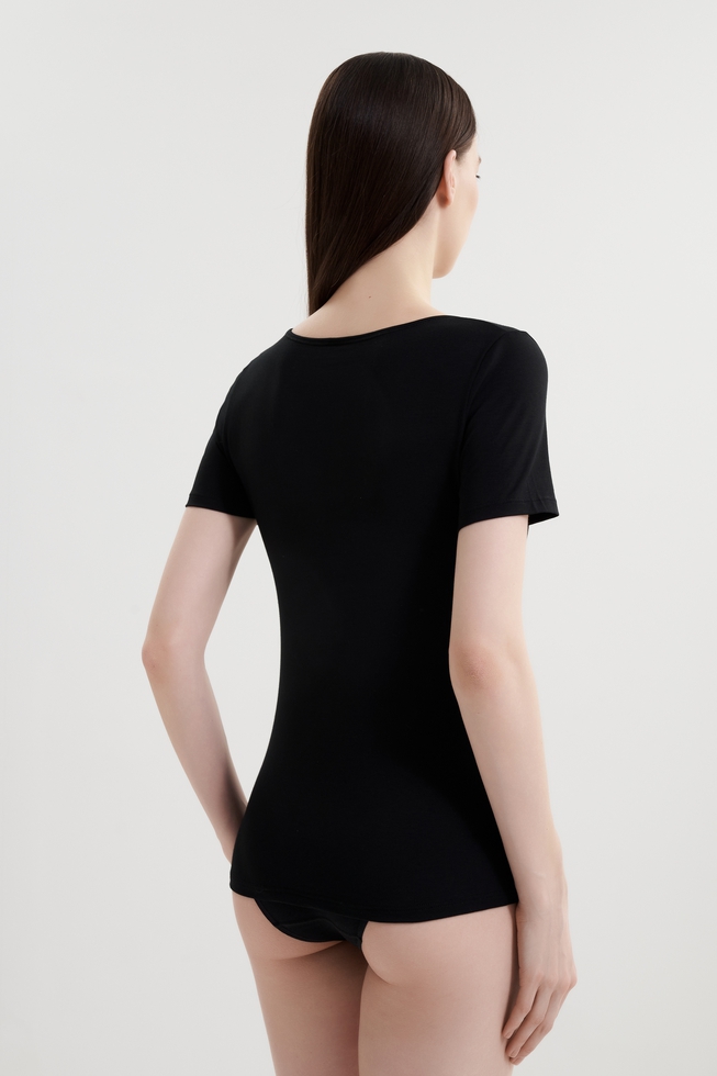 Женская черная хлопковая футболка 2