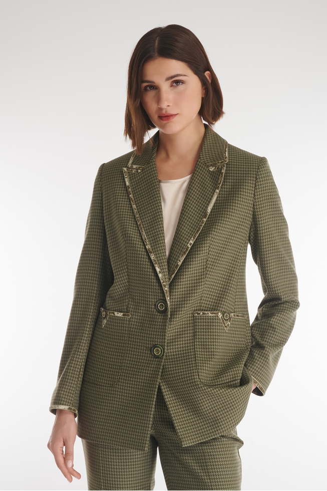 Женский жакет с бархатной окантовкой  2