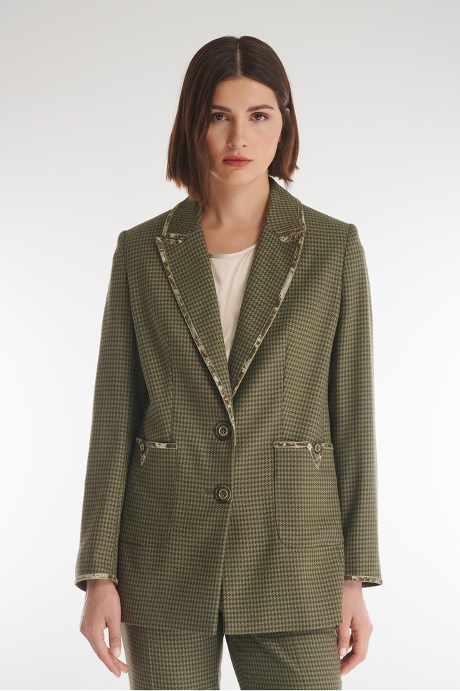 Женский жакет с бархатной окантовкой  1