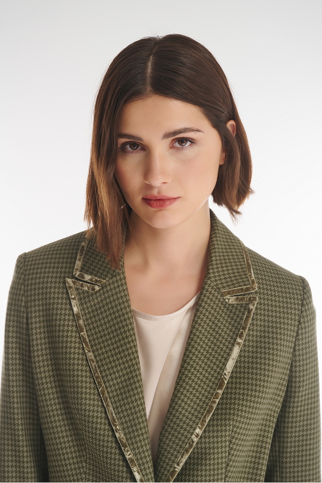 Женский жакет с бархатной окантовкой  6