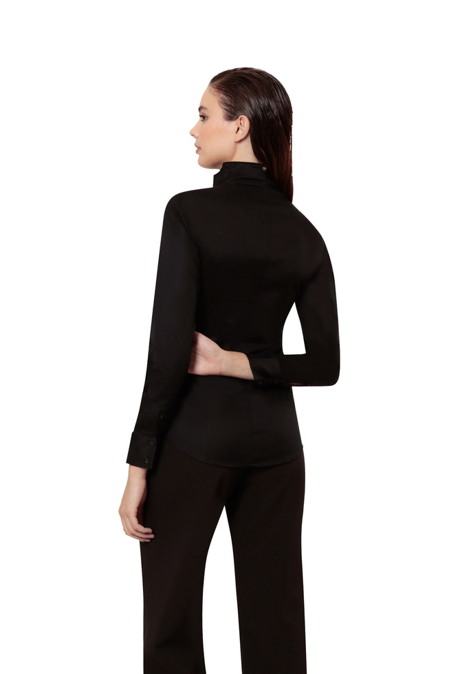  Черная блузка с длинным рукавом  4