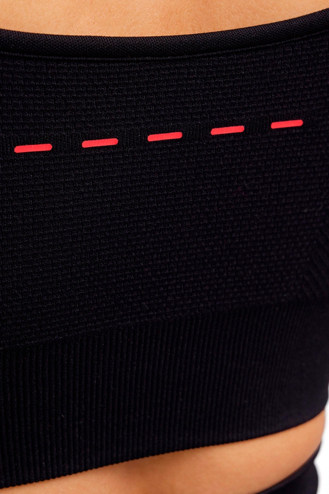 Женский чёрный спортивный топ 4