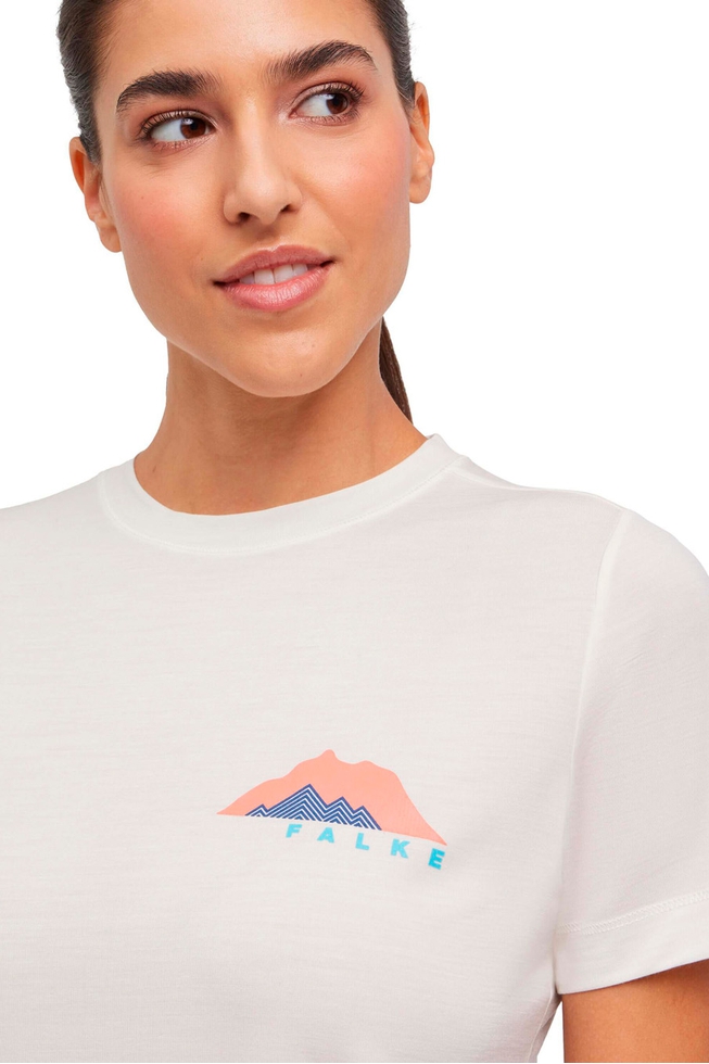 Женская белая спортивная футболка 4