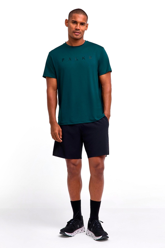 Спортивная зелёная мужская футболка 3