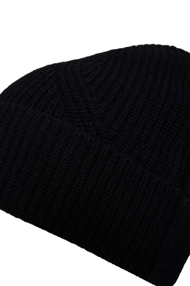 Шапка чёрная шерстяная 2
