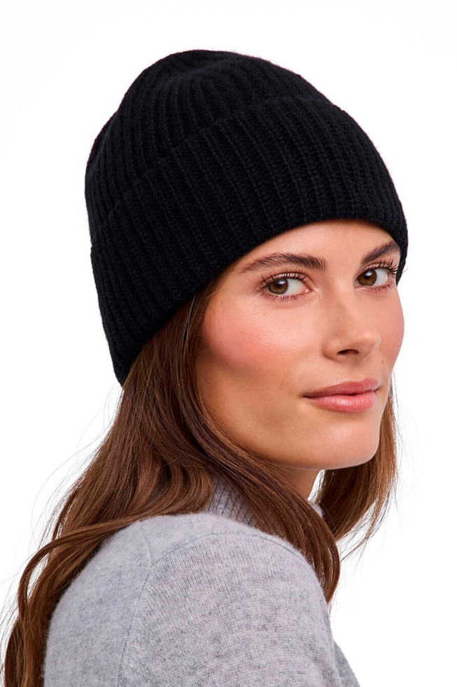Чёрная шерстяная шапка 3