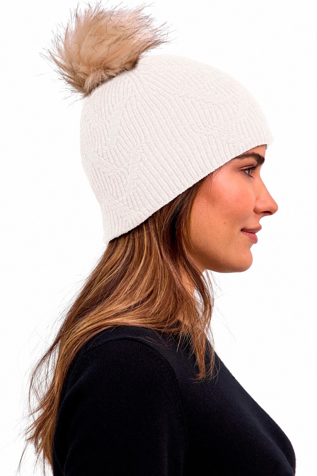 Белая шерстяная шапка 3