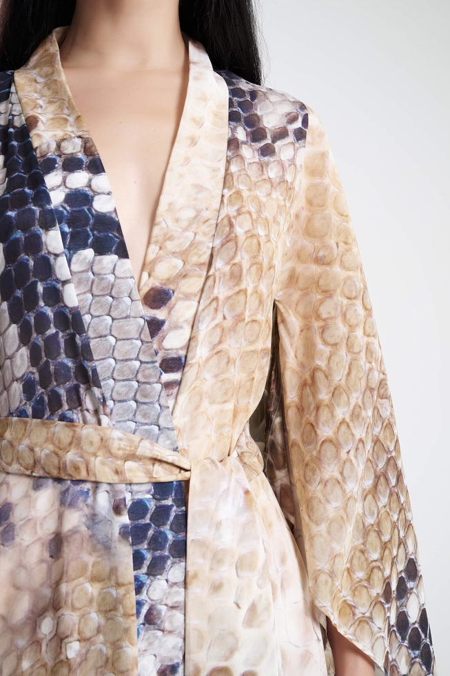 Длинное платье из шелка с анималистичным принтом  4