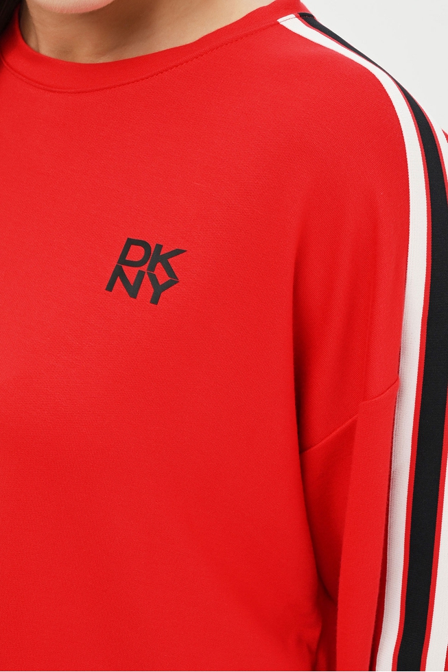 Красная женская укороченная толстовка 4