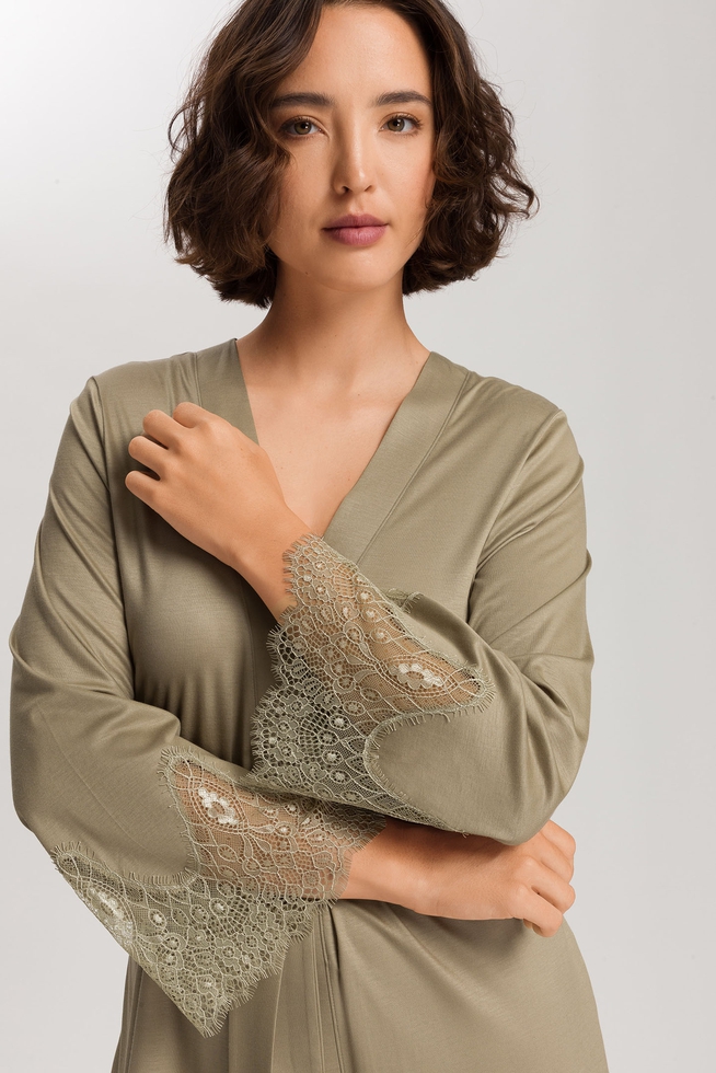 Женский халат миди с кружевом 3