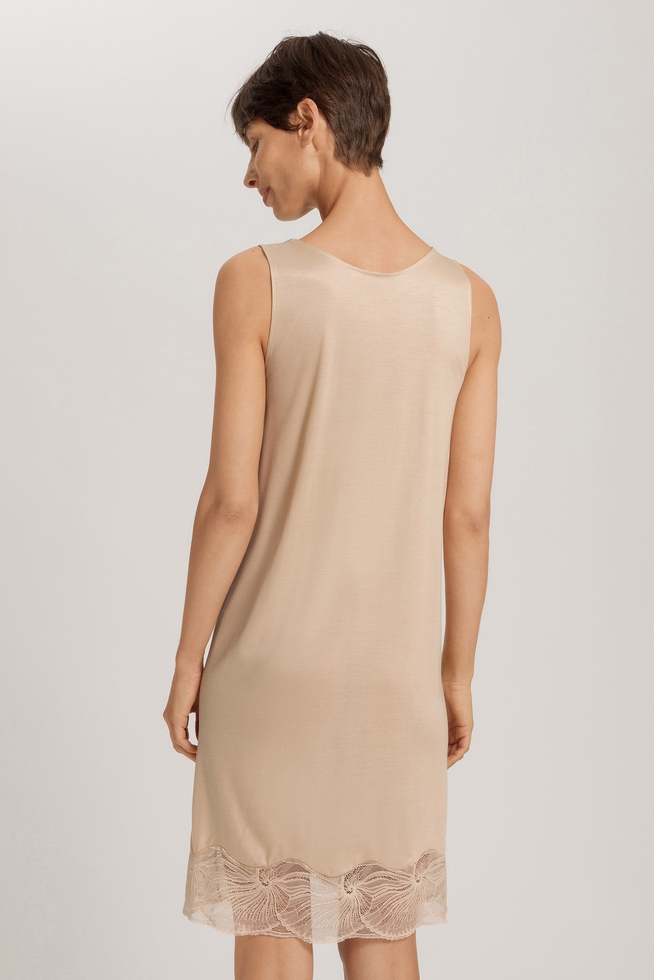  Женская бежевая сорочка миди с кружевом  2