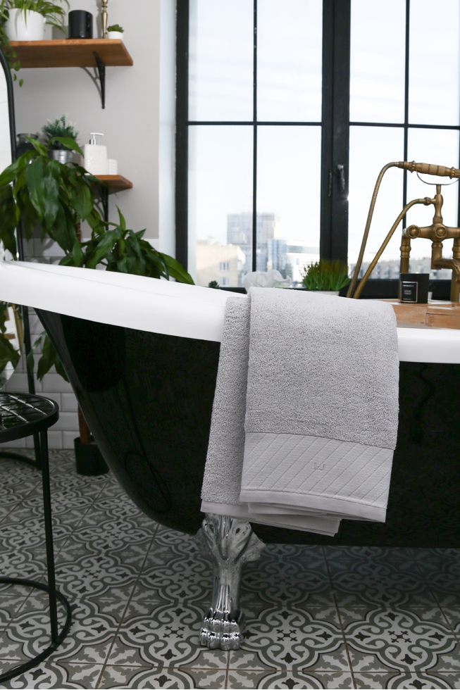 Полотенце светло-серое из хлопка 100x150 см 2