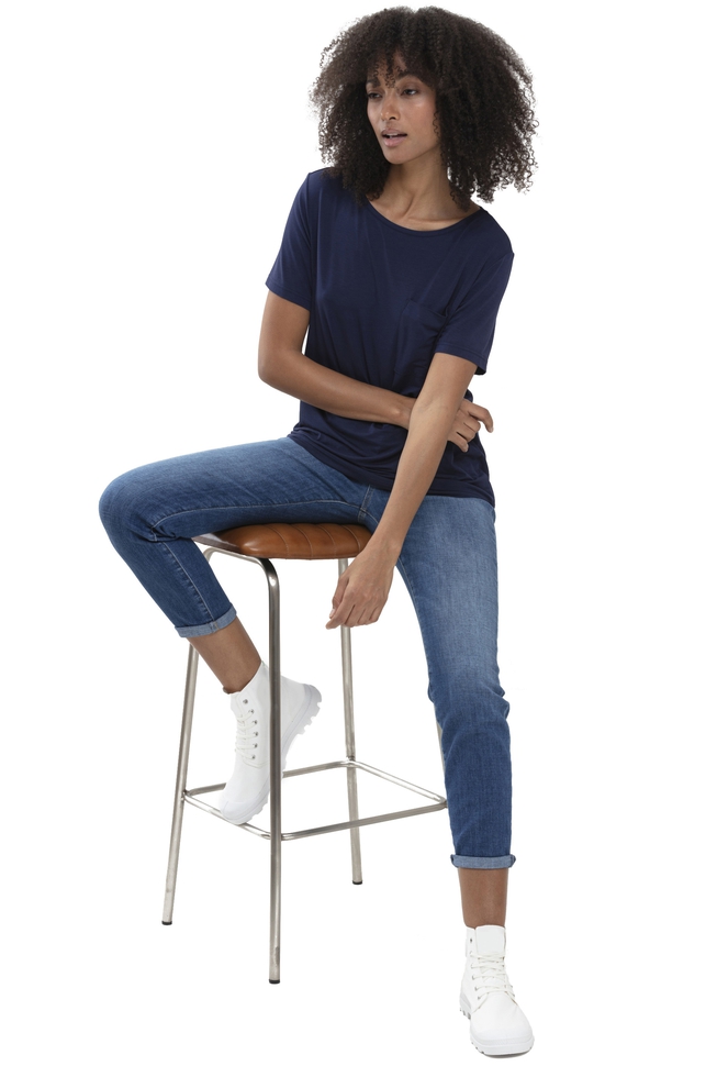 Женская синяя футболка 1