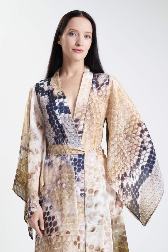 Длинное платье из шелка с анималистичным принтом  3