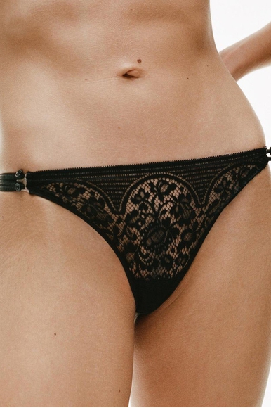Женские черные кружевные трусы-стринги Chantelle X T02F70 купить в интернет-магазине Bestelle фото 1