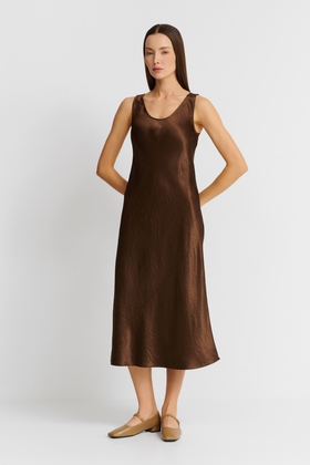 Коричневое длинное платье 