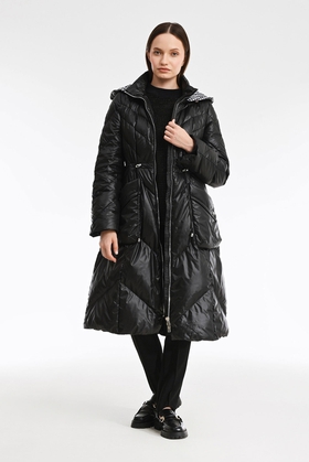 Женское черное пальто с капюшоном