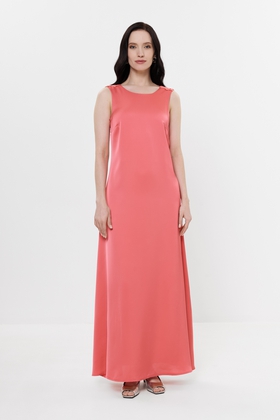 Длинное платье без рукавов