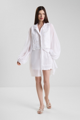 Белая блузка с длинным рукавом