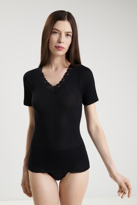 Женская черная футболка из шелка и шерсти