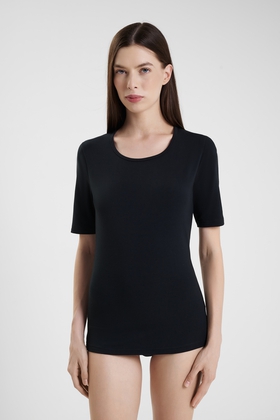 Женская черная футболка