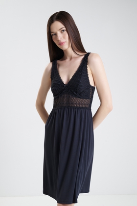 Короткая черная сорочка