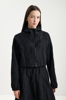 Женская ветровка с фактурным принтом 