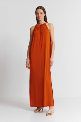 Длинное платье без рукавов