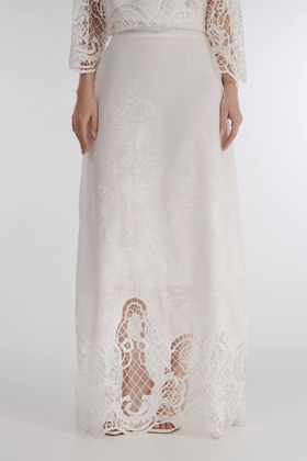 Белая длинная юбка с кружевом