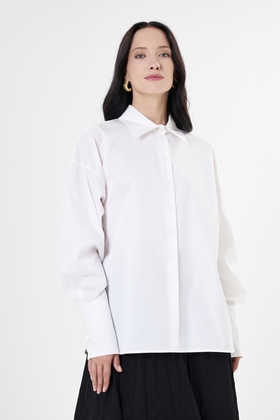 Белая блузка с длинным рукавом