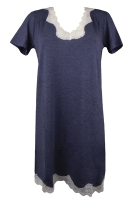 Женская короткая сорочка с кружевом