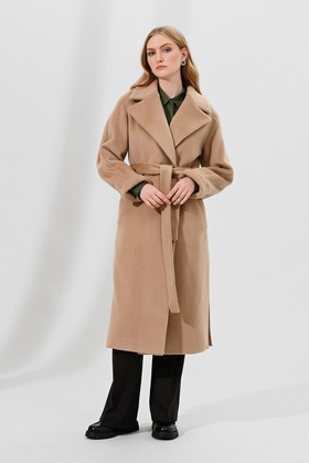 Женское пальто бежевого цвета с поясом 