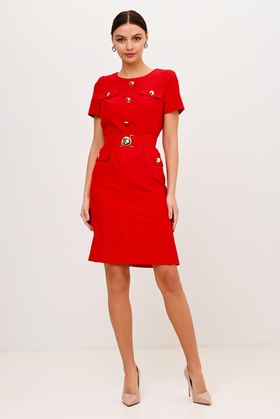 Красное платье с короткими рукавами