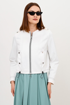 Женская белая куртка на молнии из экокожи
