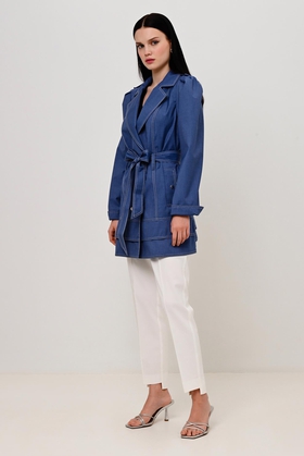 Синее женское пальто с декоративной строчкой