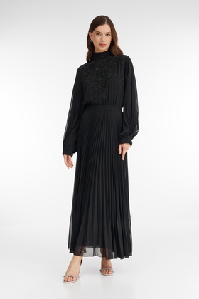 Длинное чёрное платье с длинными рукавами